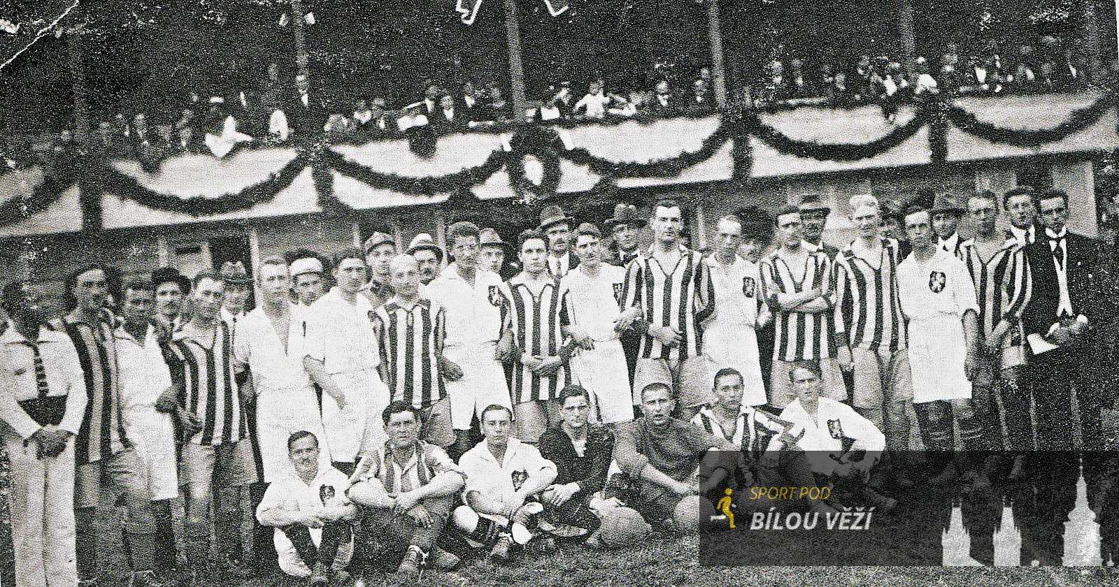Neděle 28. září 1919. Před novou tribunou pózují mužstva SK Hradec Králové a SK Smíchov před zápasem, který skončil výhrou domácích 2:1 (0:0).